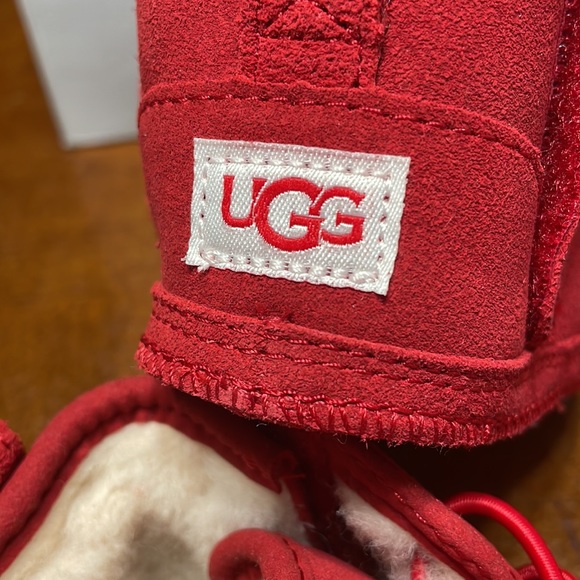 Beautiful UGG red shoes for little boys - Picture 5 of 12